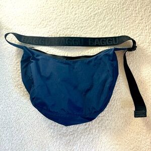 BAGGU Medium Navy Crescent with black strap